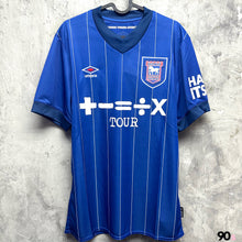 將圖片載入圖庫檢視器 2024-25 葉士域治｜主場｜BNWT｜2024-25 Ipswich Home ( Multiple Sizes )
