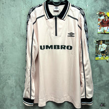 將圖片載入圖庫檢視器 《 Back To The 90s 》Umbro Official｜復刻長袖球衣｜粉紅色｜BNWT｜Umbro Official Retro L/S Football Shirt Pink ( Multiple Sizes )
