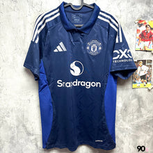 將圖片載入圖庫檢視器 2024-25 曼聯｜作客｜連 LESSERAFIM 印字｜BNWT｜2024-25 Manchester United Away with LESSERAFIM Nameset ( Multiple Sizes )
