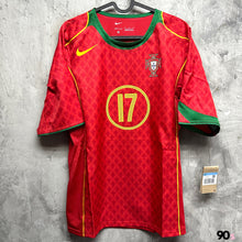 將圖片載入圖庫檢視器 《原裝復刻》 2004 葡萄牙｜主場復刻｜BNWT｜2004 Portugal Home Reissue ( Multiple Sizes ) *可另加印字
