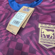 將圖片載入圖庫檢視器 2024-25 葉士域治｜作客｜BNWT｜2024-25 Ipswich Away ( Multiple Sizes )
