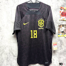 將圖片載入圖庫檢視器 2022-23 巴西｜vs 幾內亞著用｜#18 祖亞寧頓｜BNWT｜L｜2022-23 Brazil vs Guinea #18 Joelinton ( L )
