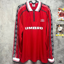 將圖片載入圖庫檢視器 《 Back To The 90s 》 Umbro Official｜復刻長袖球衣｜紅色｜BNWT｜Umbro Official Retro L/S Football Shirt Red ( Multiple Sizes )
