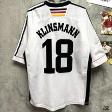 將圖片載入圖庫檢視器 1998-00 德國｜主場｜#18 奇連士文｜90% New｜M｜1998-00 Germany Home #18 Klinsmann (M)
