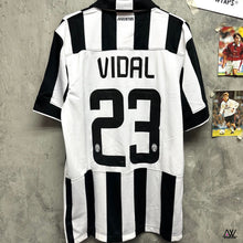 將圖片載入圖庫檢視器 2014-15 祖雲達斯｜主場｜#23 維度｜90% New｜M｜2014-15 Juventus Home #23 Vidal (M)
