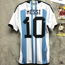 將圖片載入圖庫檢視器 2023 阿根廷｜3星主場｜#10 美斯｜BNWT｜2023 Argentina Home #10 Messi ( Multiple Sizes )
